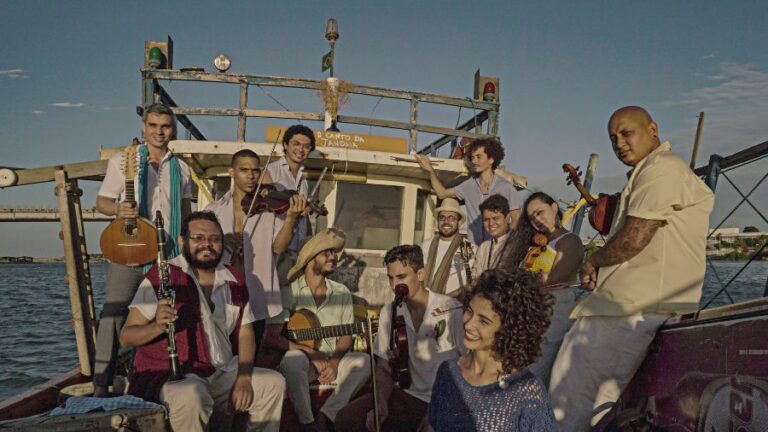 Ângela Lopes e Orquestra Popular do Nordeste celebram Carmem Miranda