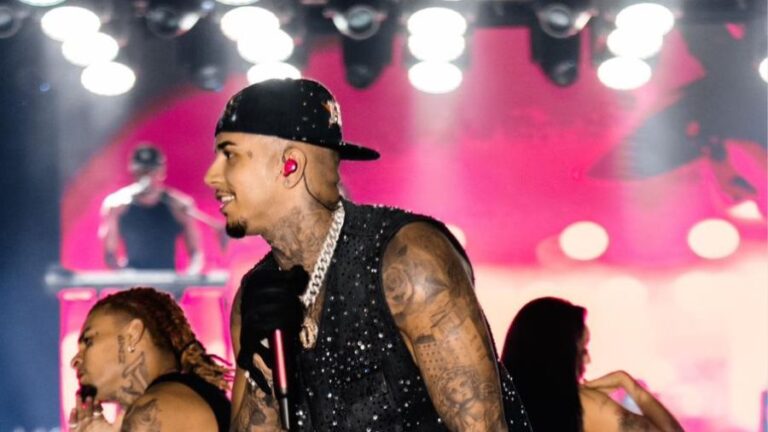 Veigh leva a EVOM Tour à Fortaleza e entrega show inesquecível