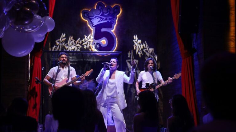 Pub 5 Elementos realiza Réveillon com tributo ao Queen em Fortaleza