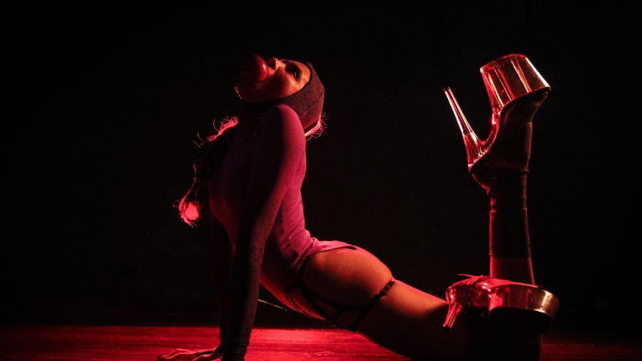Espetáculo “Maldita”, com Maria Epinefrina, segue em cartaz no Teatro Dragão do Mar