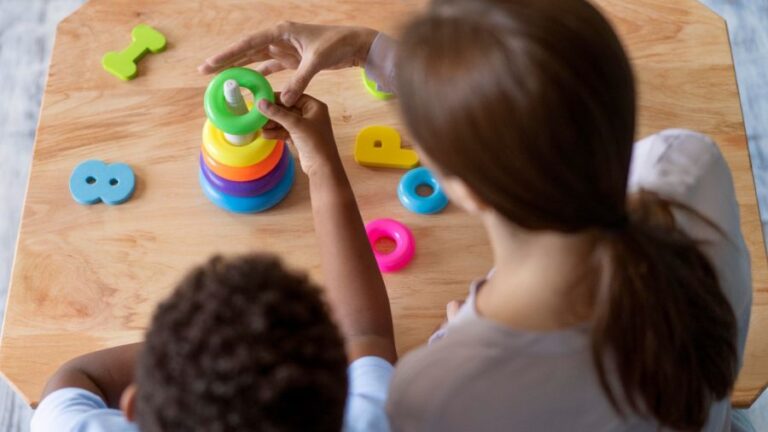 Transtorno do Espectro Autista (TEA) em crianças crescem entre 6% e 10% ao ano em diversos países, aponta relatório da OECD