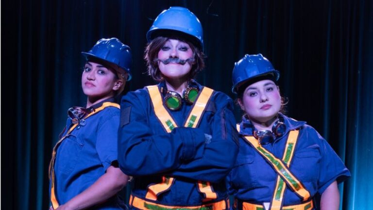 Espetáculo “Banheiro Irreverente” leva humor ácido e crítica social em circulação gratuita por Fortaleza, Aracati e Guaramiranga